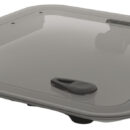 Eleva la tua visuale minimizzando l’ingombro. Nuovo portello ultra ribassato che combina praticità, estetica e facilità di installazione. Il telaio è robusto e leggero, il portello si colloca 10 mm sopra la coperta, trasformandola in un set up a filo. Gli ingombri del taglio si allineano con quelli del Low Profile, Medium Profile e serie Ocean; questo permette un facile retrofitting senza richiedere modifiche e sfiati addizionali per l'acqua in coperta. Il telaio inferiore presenta una finitura anodizzata argento che garantisce resistenza alla corrosione nelle condizioni marine più dure.