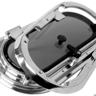 In acciaio inox AISI 316 lucidato a specchio, con le seguenti caratteristiche tecniche: viti esterne invisibili; angolo accentuato di drenaggio acque; completi di controflangia e zanzariera; galletti di fermo regolabili e non sporgenti; parte trasparente in acrilico fumè; approvati CE area 1 categoria 1; particolare sistema di fissaggio: l'oblò si accoppia con la controflangia in una sola operazione rapidissima, che significa risparmio di manodopera per il cantiere.