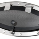 In acciaio inox AISI 316 lucidato a specchio, con le seguenti caratteristiche tecniche: viti esterne invisibili; angolo accentuato di drenaggio acque; completi di controflangia e zanzariera; galletti di fermo regolabili e non sporgenti; parte trasparente in acrilico fumè; approvati CE area 1 categoria 1; particolare sistema di fissaggio: l'oblò si accoppia con la controflangia in una sola operazione rapidissima, che significa risparmio di manodopera per il cantiere.