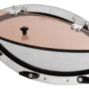 In acciaio inox AISI 316 lucidato a specchio , completi di controflangia con viti invisibili. Rete antizanzare in plexiglass da 10 mm. Parte trasparente in acrilico fumé.