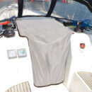 Protezione per entrata boccaporto modello universale, dotata di fettuccia alla base per il fissaggio.