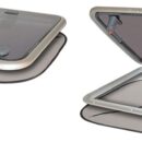 In un solo oggetto racchiudono la doppia funzione di oscurante + antizanzare e nello stesso tempo lasciano passare l'aria per la ventilazione. Fissaggio istantaneo tramite ventose.