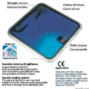 Con sporgenza di soli 25 mm dalla coperta. Approvato CE per AREA 2. Dotato di maniglie esterne per apertura dal ponte e frizione di tenuta in qualsiasi posizione anche a 95° di apertura. In alluminio anodizzato contro la corrosione e con profilo ricurvo per maggiore rigidità. Per quantità è possibile ottenere finitura bianca oppure alluminio lucido a specchio.