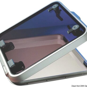 E' di linea classica ed estremamente robusta, da diversi anni è la prima scelta per migliaia di barche in tutto il mondo.Approvato CE per AREA 2. Modello con base piana.