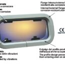 Una linea di oblò caratterizzata da ottime finiture e qualità dei materiali. Cerniere con frizione integrata per lasciare aperto l'oblò in ogni dimensione, maniglie ad azione rapida e sicura. Forniti completi di controflangia di finitura in ABS bianco (a richiesta disponibile in colore avorio), viti di montaggio e zanzariera, vetro fumé. Installazione mediante una ghiera con fori filettati che rende l'operazione facilmente e velocemente realizzabile da una sola persona. Approvato CE per AREA2.