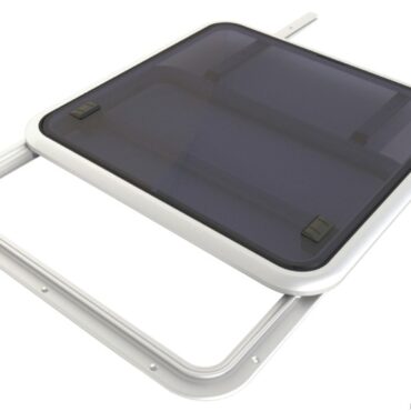 Portello scorrevole progettato per essere utilizzato nelle coperture delle timonerie per permettere la ventilazione e l’irraggiamento. Necessita di installazione su superfice pianaL’aspetto esteriore dei boccaporti pilot si abbina perfettamente ai modelli Low e Medium Profile.