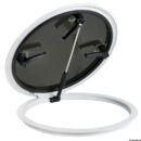 In alluminio verniciato bianco con resine epossidiche, apertura a compasso, lente in acrilico ad alta resistenza. Omologazione CE.