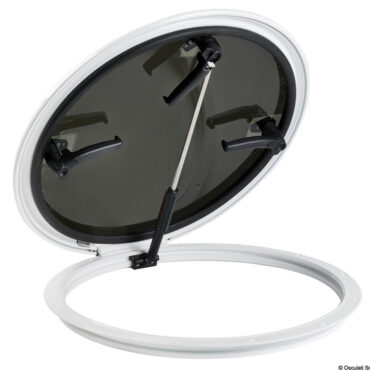 In alluminio verniciato bianco con resine epossidiche, apertura a compasso, lente in acrilico ad alta resistenza. Omologazione CE.