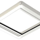 Sistema di base per boccaporti rettangolari e rotondi, installato ad incasso nel rivestimento interno della cabina e perfettamente allineato al rivestimento stesso. Tenda oscurante al 100% + zanzariera inserite in unica cassetta in alluminio rivestito in polvere di poliestere pretrattata.- Optional da ordinare separatamente: controtelaio di finitura flessibile 19.809.05/20.Su richiesta, disponibili in varie misure di serie o produzione su misura per adattarsi a qualsiasi boccaporto. Colore struttura: bianco (RAL9016), su richiesta anche beige (RAL9001).