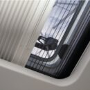 Sistema elegante e di facile applicazione per boccaporti rettangolari e rotondi, installato sulla superficie del rivestimento interno della cabina o adatto anche per essere nascosto nel rivestimento interno.Tenda in tessuto plissettato oscurante al 100% + zanzariera plissettata, inserite in un'unica cassetta in alluminio dalla linea ultrasottile. - Optional da ordinare separatamente controtelaio di finitura composto da 4 modanature separate. Su richiesta, disponibili in varie misure di serie o produzione su misura per adattarsi a qualsiasi boccaporto. Colore struttura: bianco (RAL9016), su richiesta anche beige (RAL9001).