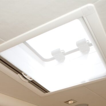 Sistema di base per boccaporti rettangolari e rotondi, installato ad incasso nel rivestimento interno della cabina e perfettamente allineato al rivestimento stesso. Tenda oscurante al 100% + zanzariera inserite in unica cassetta in alluminio rivestito in polvere di poliestere pretrattata.- Optional da ordinare separatamente: controtelaio di finitura flessibile 19.809.05/20.Su richiesta, disponibili in varie misure di serie o produzione su misura per adattarsi a qualsiasi boccaporto. Colore struttura: bianco (RAL9016), su richiesta anche beige (RAL9001).