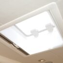 Sistema di base per boccaporti rettangolari e rotondi, installato ad incasso nel rivestimento interno della cabina e perfettamente allineato al rivestimento stesso. Tenda oscurante al 100% + zanzariera inserite in unica cassetta in alluminio rivestito in polvere di poliestere pretrattata.- Optional da ordinare separatamente: controtelaio di finitura flessibile 19.809.05/20.Su richiesta, disponibili in varie misure di serie o produzione su misura per adattarsi a qualsiasi boccaporto. Colore struttura: bianco (RAL9016), su richiesta anche beige (RAL9001).