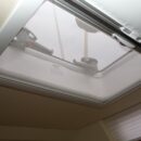 Il controtelaio di finitura per SkyScreen consiste in una singola guarnizione in materiale flessibile estruso, resistente ai raggi UV e durevole nel tempo.Altezza massima: 62 mm, su richiesta anche 118 mm.Può essere facilmente tagliato per ridurre l'altezza.Colore: bianco (RAL9016).