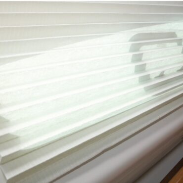 Una soluzione in tessuto plissettato, elegante, efficace e dall’ottimo rapporto qualità prezzo. Installazione facile e veloce. Tessuto plissettato Harmony in colore crème. Fissaggio a parete, raccolta in alto e fissaggio in basso con bottone automatico. Su richiesta, disponibile in un’ampia gamma di misure di serie o produzione su misura. Altri colori disponibili su richiesta: navy (blu scuro) e avorio.