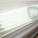 Una soluzione in tessuto plissettato, elegante, efficace e dall’ottimo rapporto qualità prezzo. Installazione facile e veloce. Tessuto plissettato Harmony in colore crème. Fissaggio a parete, raccolta in alto e fissaggio in basso con bottone automatico. Su richiesta, disponibile in un’ampia gamma di misure di serie o produzione su misura. Altri colori disponibili su richiesta: navy (blu scuro) e avorio.