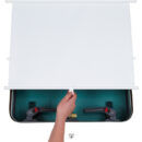 Una tenda avvolgibile a rullo alloggiata in una cassettina semplice e funzionale per boccaporti e finestre.Può essere usata per superfici verticali ed orizzontali, con il vantaggio di adattarsi perfettamente anche alle superfici leggermente incurvate. Tessuto bianco oscurante al 100%. Facile da installare.Su richiesta anche produzione su misura. Colore cassetta rullo: bianco; su richiesta anche beige o argento anodizzato.