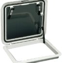 Completamente in policarbonato. Maniglie con sicurezza a scatto, chiusura dall’interno, cristalli in policarbonato fumé. Completo di contro flangia di finitura interna.