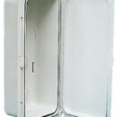 Per il design e la finitura si possono installare in qualsiasi posizione o ambiente dell’imbarcazione.Vano in polipropilene bianco con sportello di chiusura a tenuta stagna con guarnizione in neoprene. Cornice con viti a scomparsa, coperchio in policarbonato bianco resistente UV.