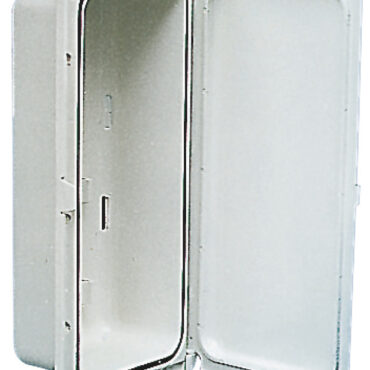 Per il design e la finitura si possono installare in qualsiasi posizione o ambiente dell’imbarcazione.Vano in polipropilene bianco con sportello di chiusura a tenuta stagna con guarnizione in neoprene. Cornice con viti a scomparsa, coperchio in policarbonato bianco resistente UV.
