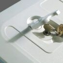 In ABS bianco. Coperchio completamente carenato, nasconde totalmente il telaio. La paratia frontale é ad incastro, pertanto la tasca può essere montata con apertura verso l’alto oppure verso il basso.