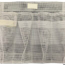 In robusta tela da vela bianca, adatta per stivare cime, maniglie winch, oggetti personali ecc. Completa di occhielli per il fissaggio a parete ed elastico superiore.