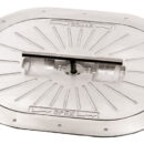 Costruito in alluminio fuso Almag-35 con viteria, anello e maniglia a T in acciaio inoxA tenuta stagna e testati per resistere fino a 10m di profondità.Montaggio a filo coperta. Adatto per uso commerciale.Omologazione CE