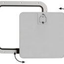 Superficie molto robusta e antisdrucciolo. Chiusura del coperchio Splash-Proof con guarnizione in neoprene. Montaggio a filo. Si possono usare come portelli per gavoni, vasche da pesca, oppure come portelli di ripostigli e paratie frontale a baionetta che si estrae per facilitare l'accesso. Ideale per installazioni in console con panca guida vicina.