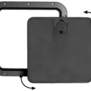 Superficie molto robusta e antisdrucciolo. Chiusura del coperchio Splash-Proof con guarnizione in neoprene. Montaggio a filo. Si possono usare come portelli per gavoni, vasche da pesca, oppure come portelli di ripostigli e paratie frontale a baionetta che si estrae per facilitare l'accesso. Ideale per installazioni in console con panca guida vicina.