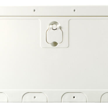 Superficie molto robusta e antisdrucciolo. Chiusura del coperchio Splash-Proof con guarnizione in neoprene. Montaggio a filo. Si possono usare come portelli per gavoni, vasche da pesca, oppure come portelli di ripostigli e paratie frontale a baionetta che si estrae per facilitare l'accesso. Ideale per installazioni in console con panca guida vicina.