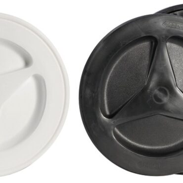 Completamente a filo. Il tappo copre anche le viti.