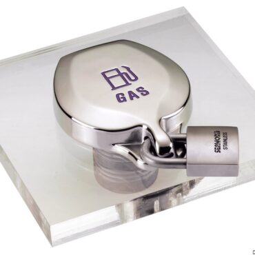 Realizzato in acciaio inox AISI 316 lucidato, è universale per tutti i tappi in commercio e si installa senza smontare il tappo esistente, ma solamente allentando le viti di fissaggio.