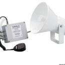 Tromba elettronica dal facile montaggio, in quanto basta portare due fili dal corno alla centralina. Munita di staffa da supporto in acciaio inox lucidato. Provvista di un dispositivo amplificatore di voce per trasmettere messaggi vocali + segnale automatico da nebbia + entrata VHF, completa di microfono. Omologata RINA per scafi da diporto e da lavoro da 12 a 20 m.