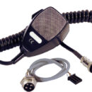 Completa di amplificatore + segnale da nebbia + entrata VHF + entrata microfono. Omologata RINA per scafi fino a 75 metri, sia da diporto che da lavoro. Completa di microfono.