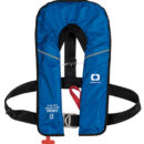 Completo di cintura di sicurezza omologata. Attivatore UML-5. Collo in tessuto elastico morbido per una vestibilità ottimale. Abbinato alla luce di segnalazione automatica 22.409.23 diventa obbligatorio come dotazione di bordo oltre le 6 miglia dalla costa.