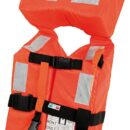 Con approvazione RINA per marina mercantile. Fabbricata in accordo secondo la nuova normativa IMO MSC.200(80). Abbinato alla luce di segnalazione automatica 22.409.23 diventa obbligatorio come dotazione di bordo oltre le 6 miglia dalla costa.