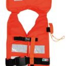 Con approvazione RINA per marina mercantile. Fabbricata in accordo secondo la nuova normativa IMO MSC.200(80). Abbinato alla luce di segnalazione automatica 22.409.23 diventa obbligatorio come dotazione di bordo oltre le 6 miglia dalla costa.