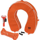 Completo di boetta luminosa 30.583.00 e cima regolamentare 400 kg 22.408.06, il tutto inserito in un involucro in tessuto PVC/poliestere 22.424.3x con apertura rapida tramite sistema a strappo. Fissaggio al pulpito tramite cinghie regolabili.