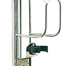 Per salvagente anulari o a ferro di cavallo. Modello universale. Si può installare su piano, su paratia, oppure su tubi inox del Ø di 22/25 mm diritti o inclinati, tramite un’apposita staffa in nylon ruotante, completo di elastico di fermo. Versione semplice o completa di supporto per boetta luminosa Art. 30.584.01.