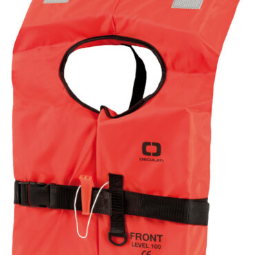 Colore arancione, morbido espanso, fibbia a sgancio rapido, struttura compatta per un migliore stivaggio. Completo di fischietto e nastri retroriflettenti. Obbligatorio come dotazione di bordo entro le 3 e 6 miglia