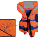 Fabbricato con morbido espanso e cerniera frontale. Completo di fischietto e nastri retroriflettenti. Collo modulare per una maggiore protezione della testa.