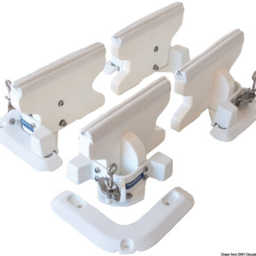 Supporti facilmente rimovibili per tender, jet sky o moto d'acqua. Da fissare su plancette di poppa, fly bridge o sul ponte.4 basi basse e smussate rimangono fisse sull'imbarcazione; i supporti si rimuovono facilmente per lasciare il ponte libero.Staffe e basi realizzate in alluminio verniciato a polvere. Supporti in HDPE + profilo di appoggio in gomma.