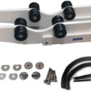 Grazie al suo movimento a bascula facilità l'alaggio del tender.Sistema di bloccaggio automatico appena il tender arriva in posizione orizzontale.Cinghie di fine corsa incluse (limitano l'angolo di inclinazione). Si può abbinare ad arganelli manuali o elettrici.Sistema facilemnte rimovibile. Mini attrezzo sempre a portata di mano e collegato con laccetto anti-caduta.