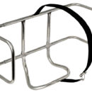 Universale per tutte le zattere da diporto da 4 a 12 posti. Fissaggio tramite appositi morsetti in acciaio inox microfuso (set completo di 4 pezzi). Bloccaggio della zattera con robusta cinghia in acciaio inox rivestita in nylon + gancio a camma provvisto di portalucchetto. Varo rapido aprendo il gancio a camma. Struttura tutta in acciaio inox AISI 316 lucidato a specchio.