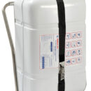 Universale per tutte le zattere da diporto da 4 a 12 posti. Fissaggio tramite appositi morsetti in acciaio inox microfuso (set completo di 4 pezzi). Bloccaggio della zattera con robusta cinghia in acciaio inox rivestita in nylon + gancio a camma provvisto di portalucchetto. Varo rapido aprendo il gancio a camma. Struttura tutta in acciaio inox AISI 316 lucidato a specchio.