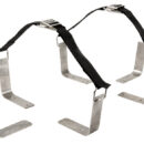 Kit porta zattera completo di supporti a L per il fissaggio in coperta o in paratia. Componenti in acciaio inox 316.Dotato di fibbie autobloccanti a sgancio rapido e fasce in poliestere con cuciture ad alta resistenza.