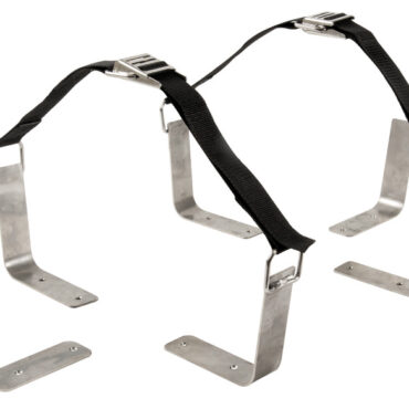 Kit porta zattera completo di supporti a L per il fissaggio in coperta o in paratia. Componenti in acciaio inox 316.Dotato di fibbie autobloccanti a sgancio rapido e fasce in poliestere con cuciture ad alta resistenza.