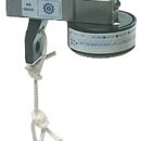 In accordo con le norme Solas. Si attiva ad una profondità tra 1,5 e 4 metri sganciando la zattera dal proprio alloggio e facendola gonfiare.