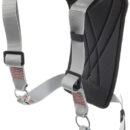 Fabbricato in robusto tessuto nylon/crodura con schienalino imbottito semirigido. Nastri in morbido poliestere alta tenacità.