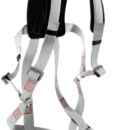 Fabbricato in robusto tessuto nylon/crodura con schienalino imbottito semirigido. Nastri in morbido poliestere alta tenacità.