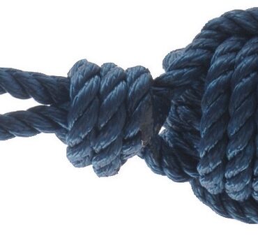 In nylon blu intrecciato attorno ad un’anima di piombo.Diametro cima 8 mm.